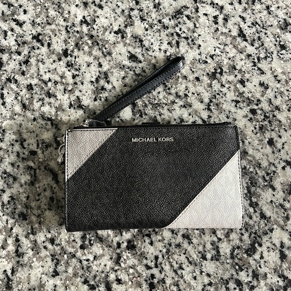 Authentic Michael Kors Wallet - Picture 1 of 4